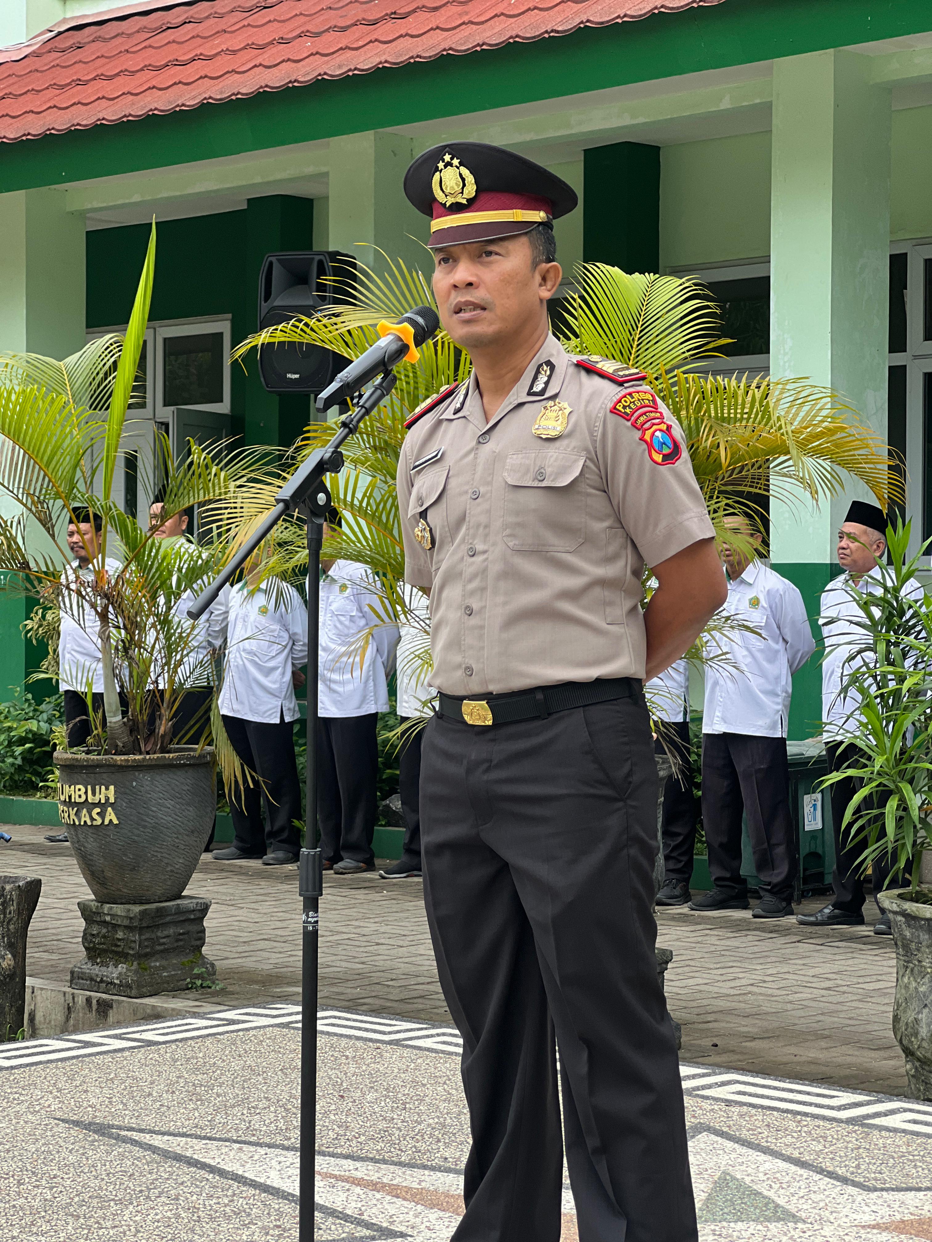 KAPOLSEK KRAS JADI PEMBINA UPACARA DI MTsN 2 KEDIRI