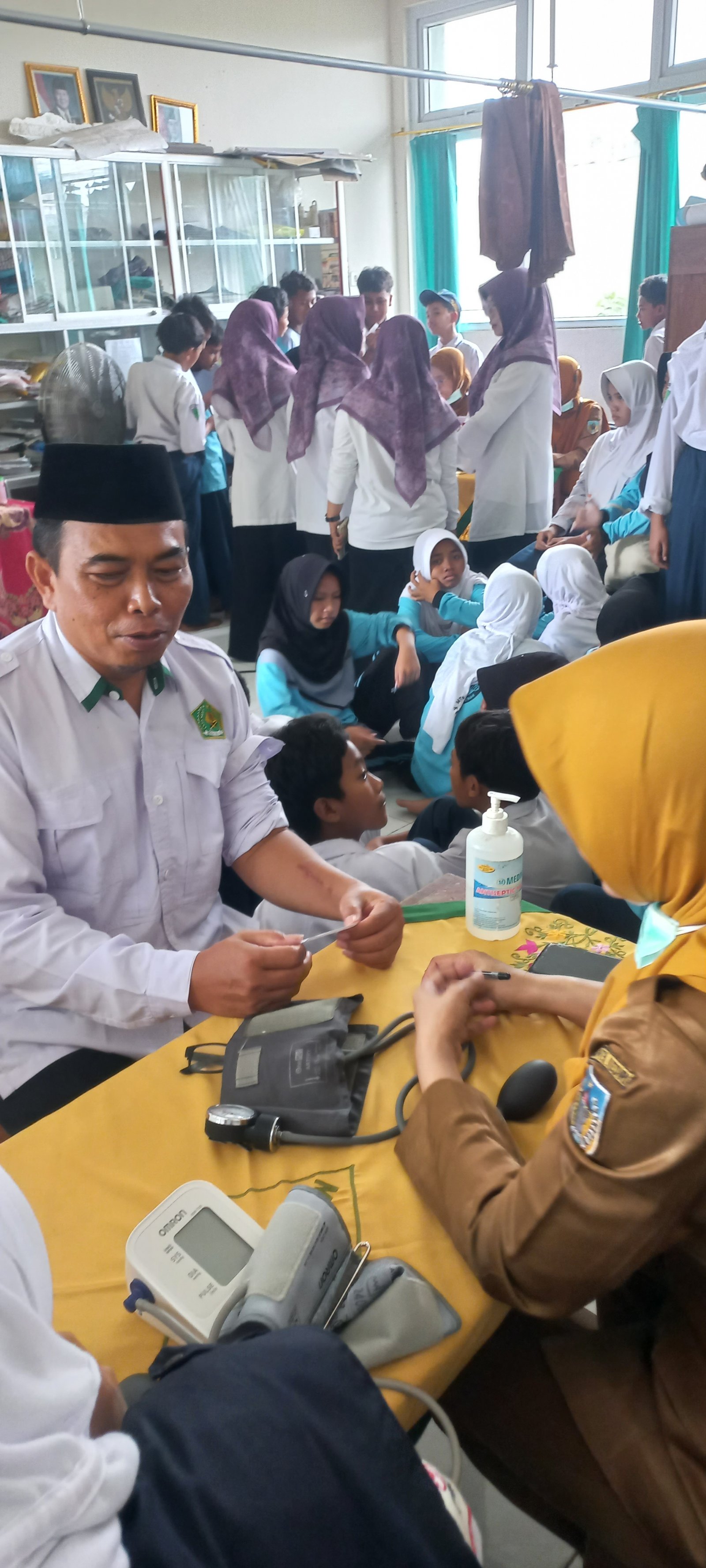MTsN 2 Kediri Gandeng Puskesmas Kras Gelar Skrining Kesehatan untuk GTK dan Siswa Kelas 7, 8, 9