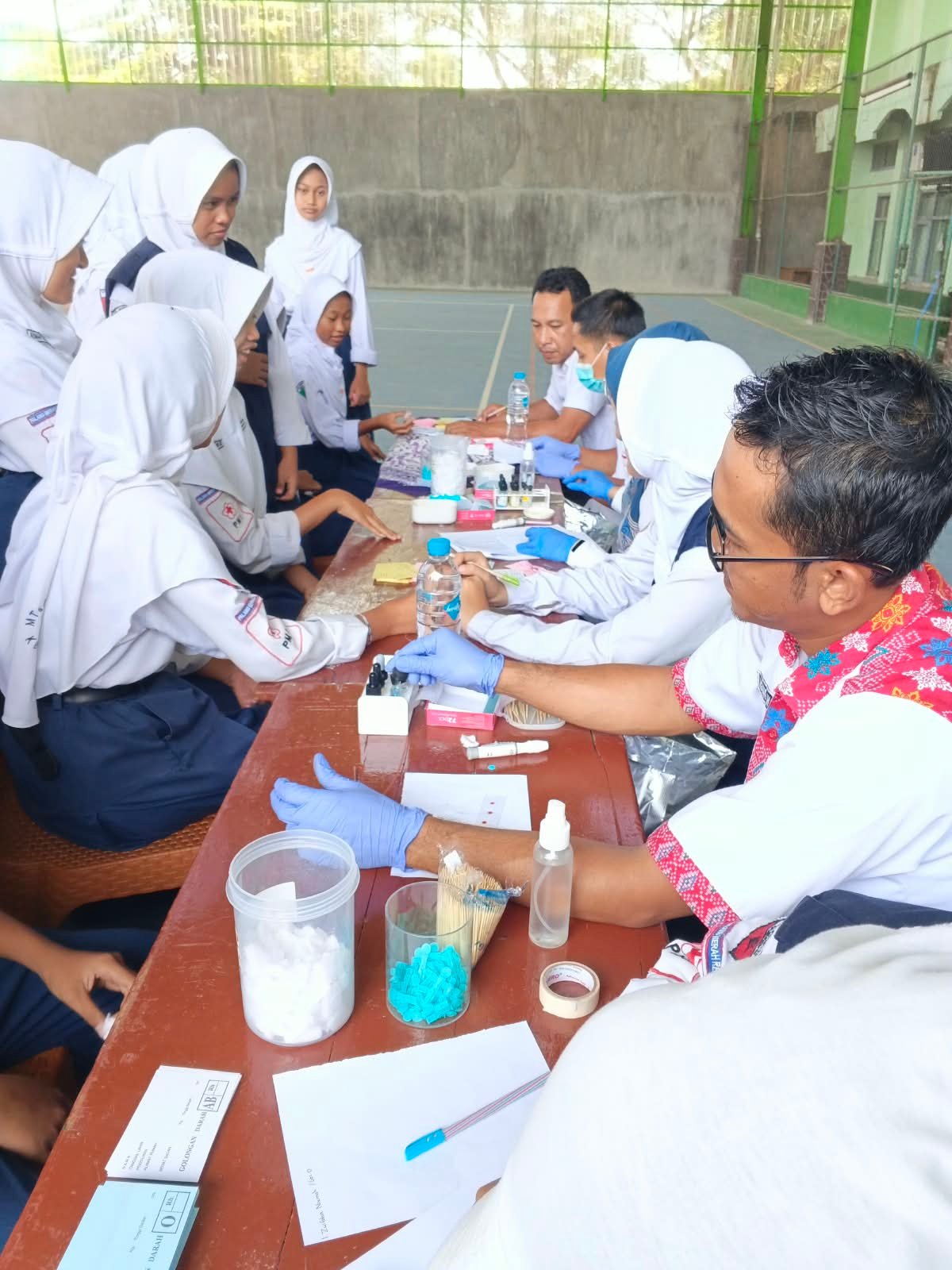 Tingkatkan Kesadaran Kesehatan, MTsN 2 Kediri Bekerja Sama dengan PMI Kabupaten Kediri Gelar Cek Golongan Darah bagi GTK dan Siswa