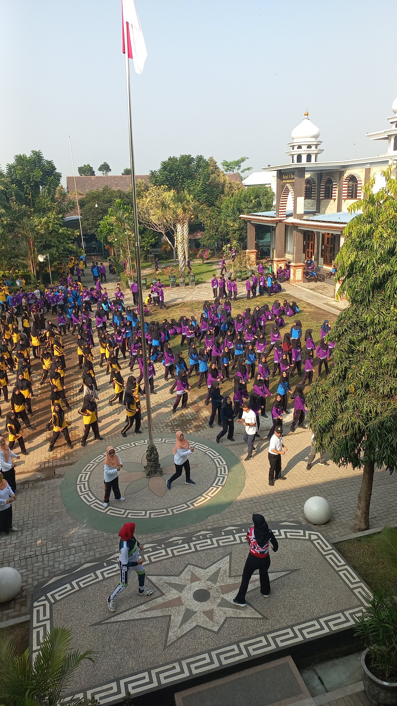 Jumat Sehat Bersama Dharma Wanita MTsN 2 Kediri